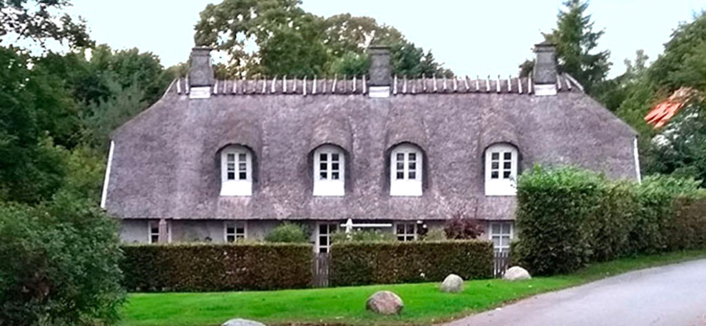 Bebyggelsen består nu af tre boliger hver på 100 m2 i det genopbyggede ”Gartnerhus”, her er boligerne i to plan og udnytter stråtagets højde med kviste og værelser på 1. sal. Det nye Gartnerhus er udført i materialer og proportioner svarende til det tidligere ”Gartnerhus”, som lå på samme sted; dette ud fra et ønske om at fastholde et kendt miljø ved indgangen til Jægersborg Hegn.